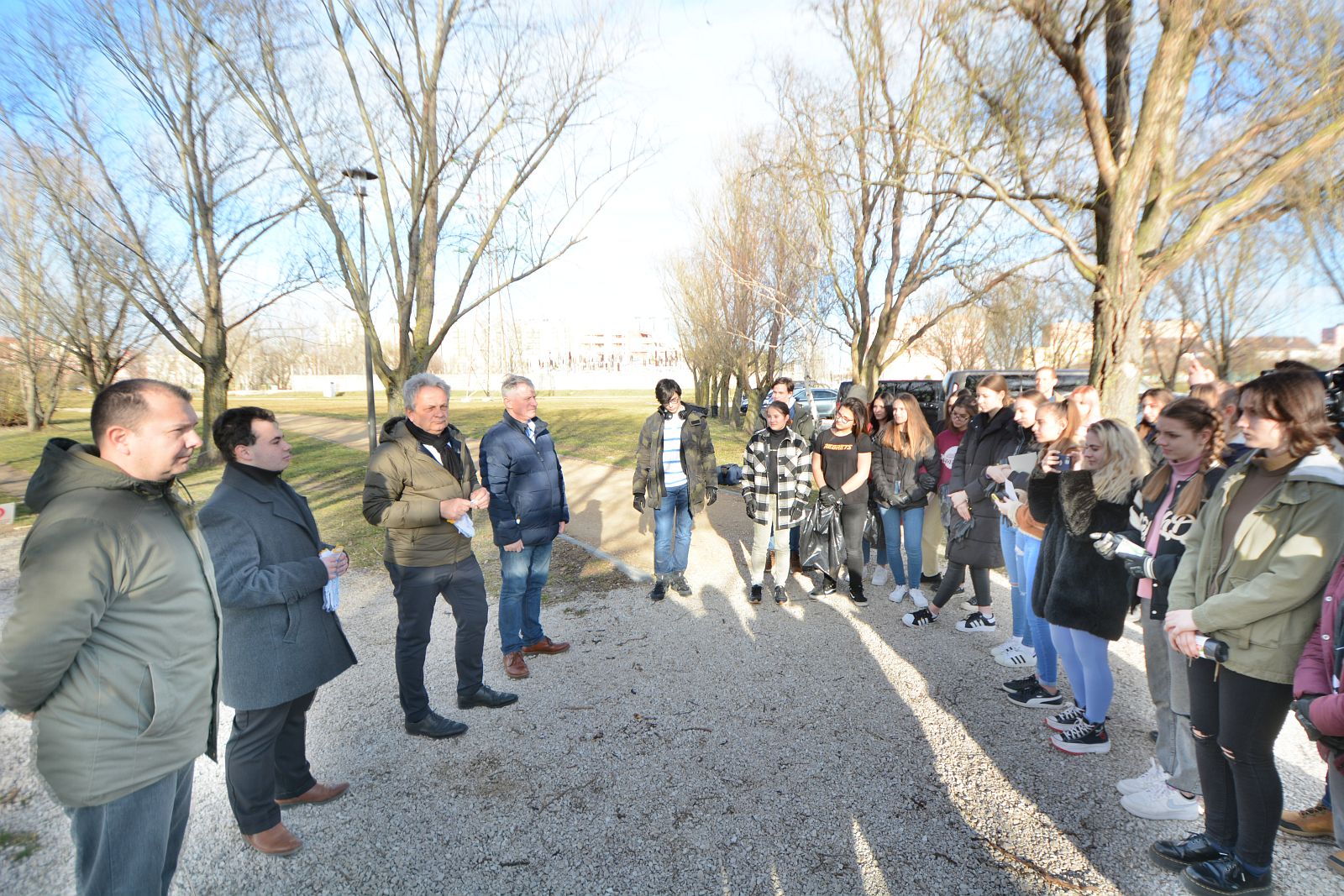 Szemétszedési akciót tartottak pénteken délután a Palotavárosi tavaknál